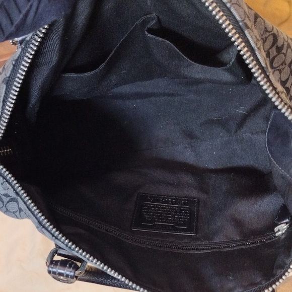 Coach 21154 signature handbag in black canvas. - Picture 5 of 10